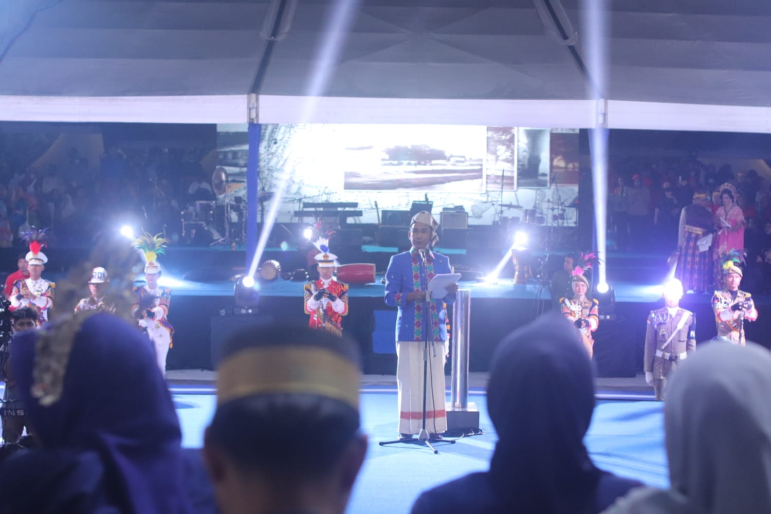 Ketua DPRD Rudianto Lallo Kenakan Baju Adat Toraja Saat Bacakan Sejarah Kota Makassar di HUT ke-415